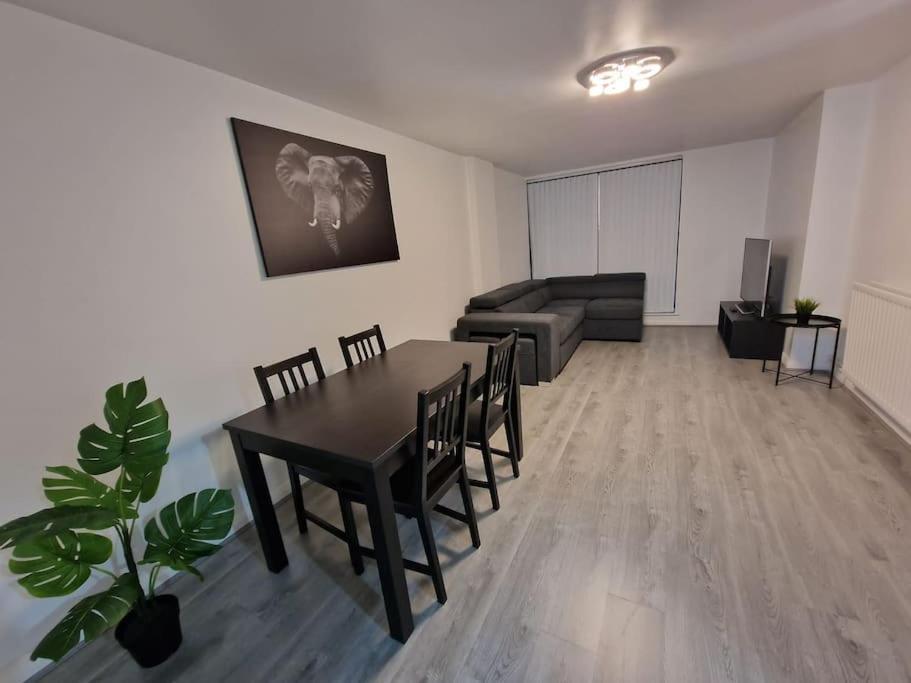 Contemporary City Centre Flat Белфаст Екстериор снимка